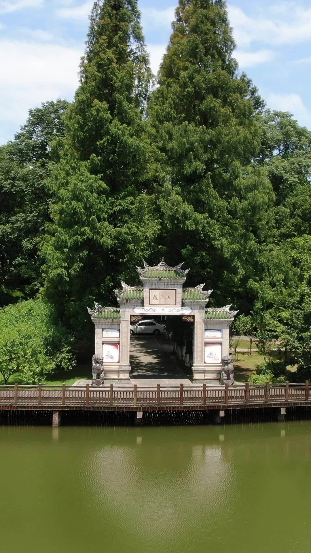 湖畔古亭与绿树