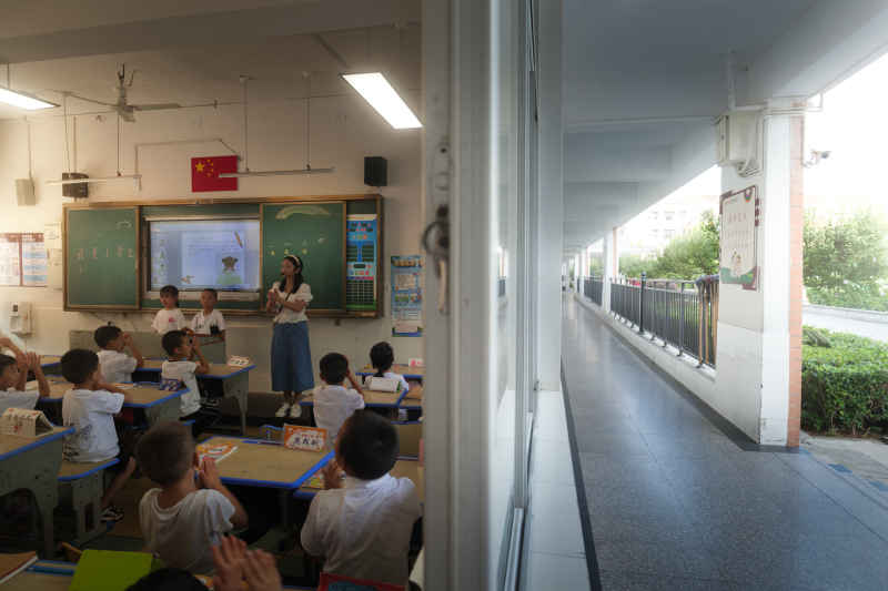 热闹的教室和安静的走廊对比
