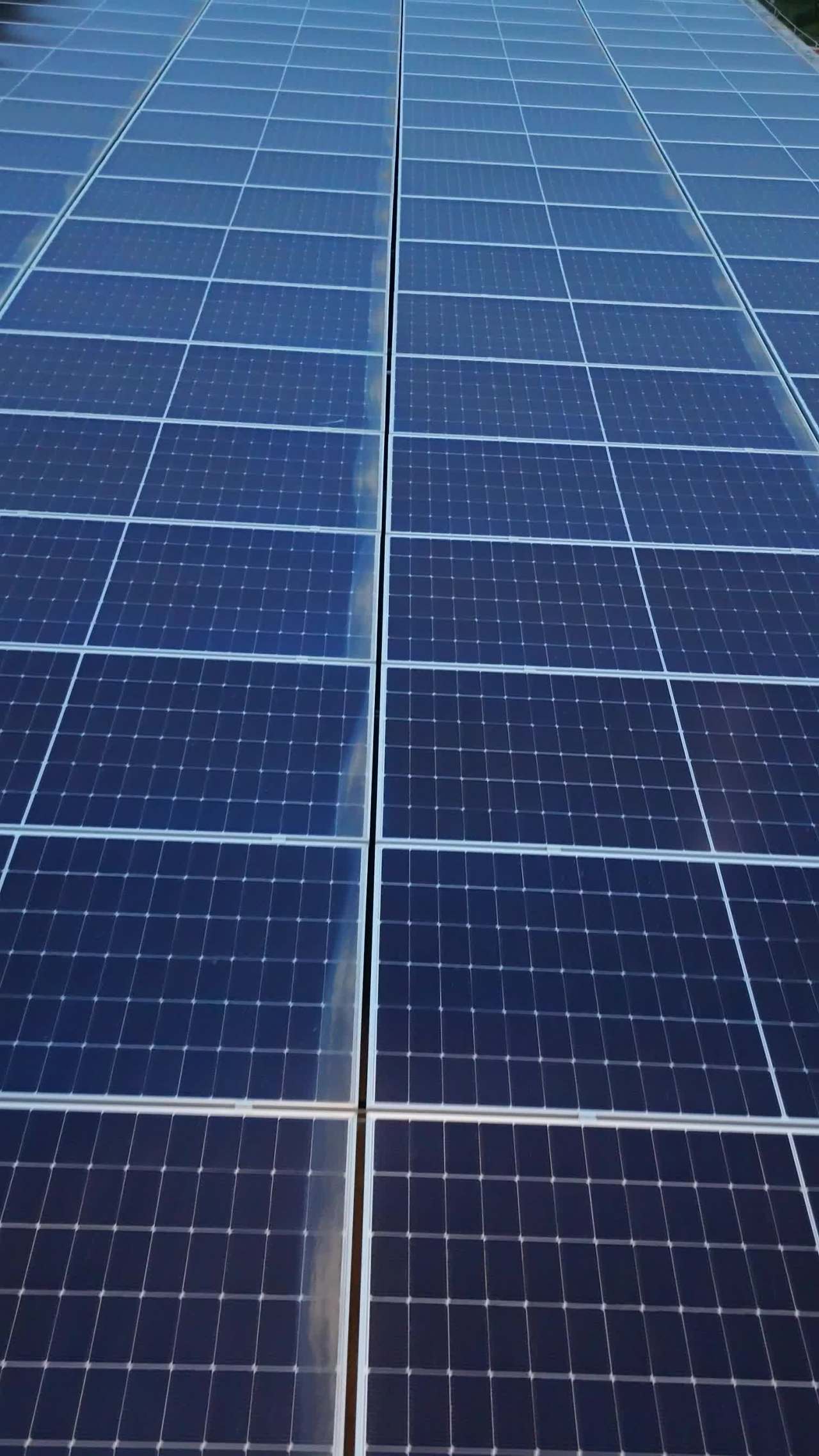 蓝天下的太阳能板
