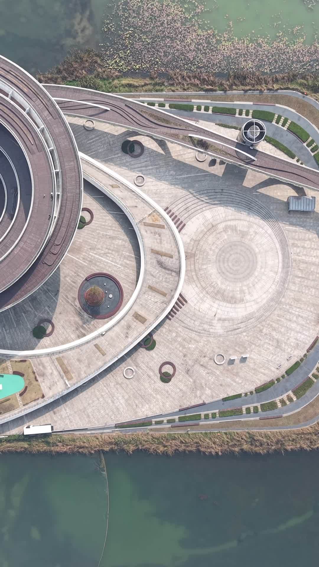 空中俯瞰现代圆形建筑