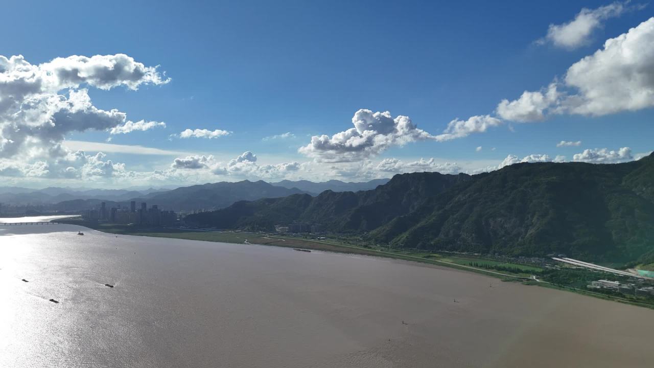 江河山城映蓝天