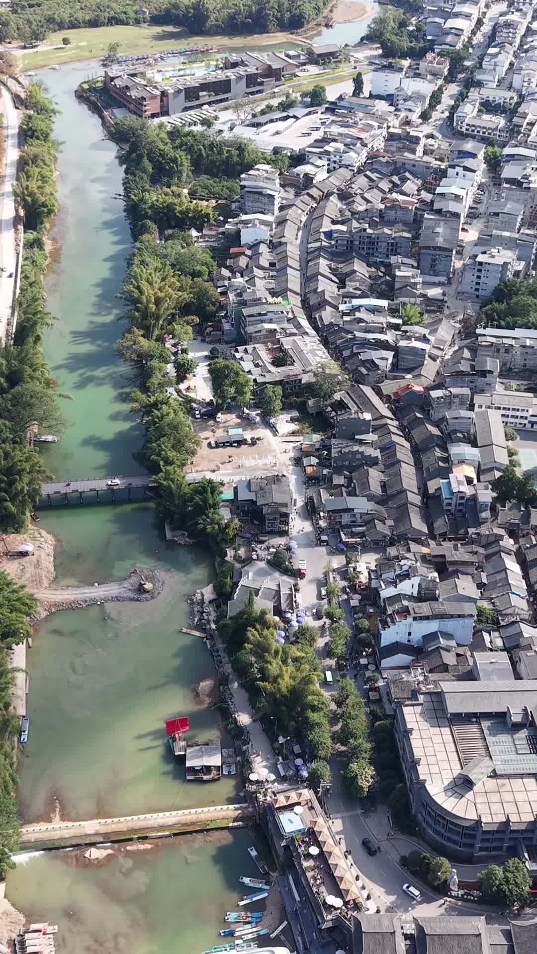 古镇河边的宁静时光