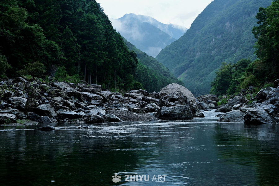 山间流水