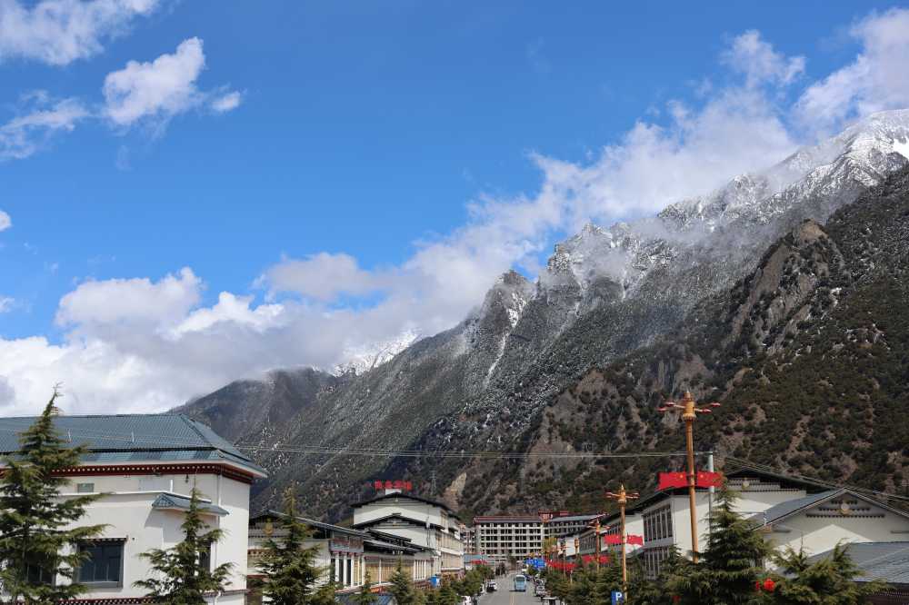 群山下的小镇