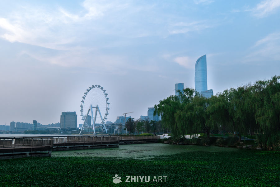 城市湖畔的摩天轮