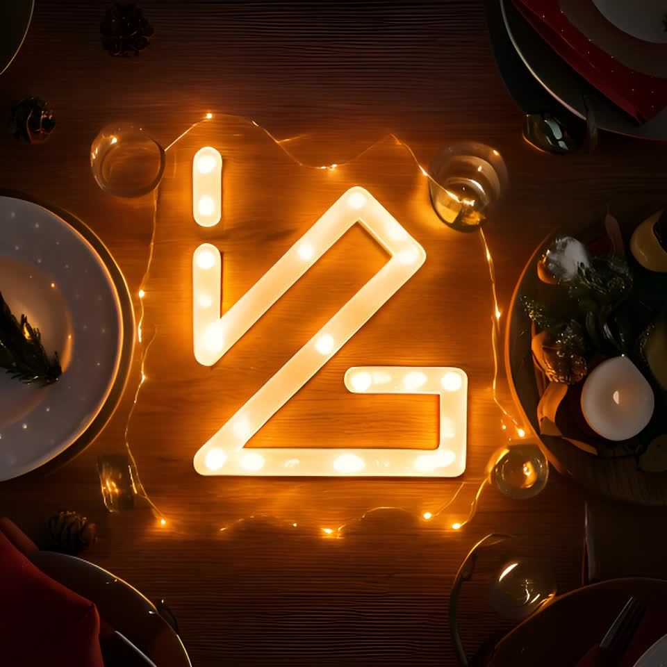 桌面上有一个发光的白色字母“Z”形状的灯饰，灯饰周