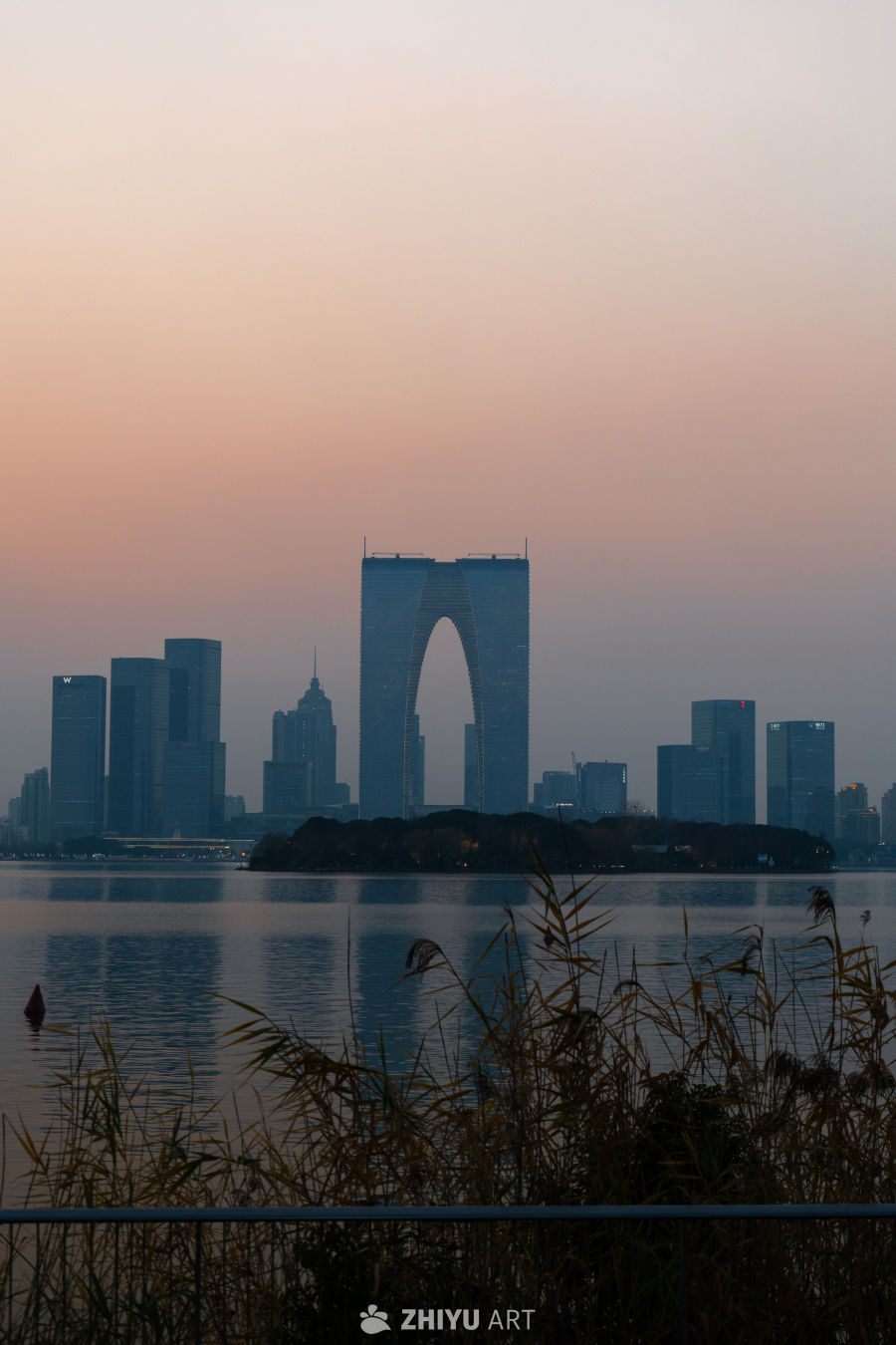 黄昏湖畔的城市剪影