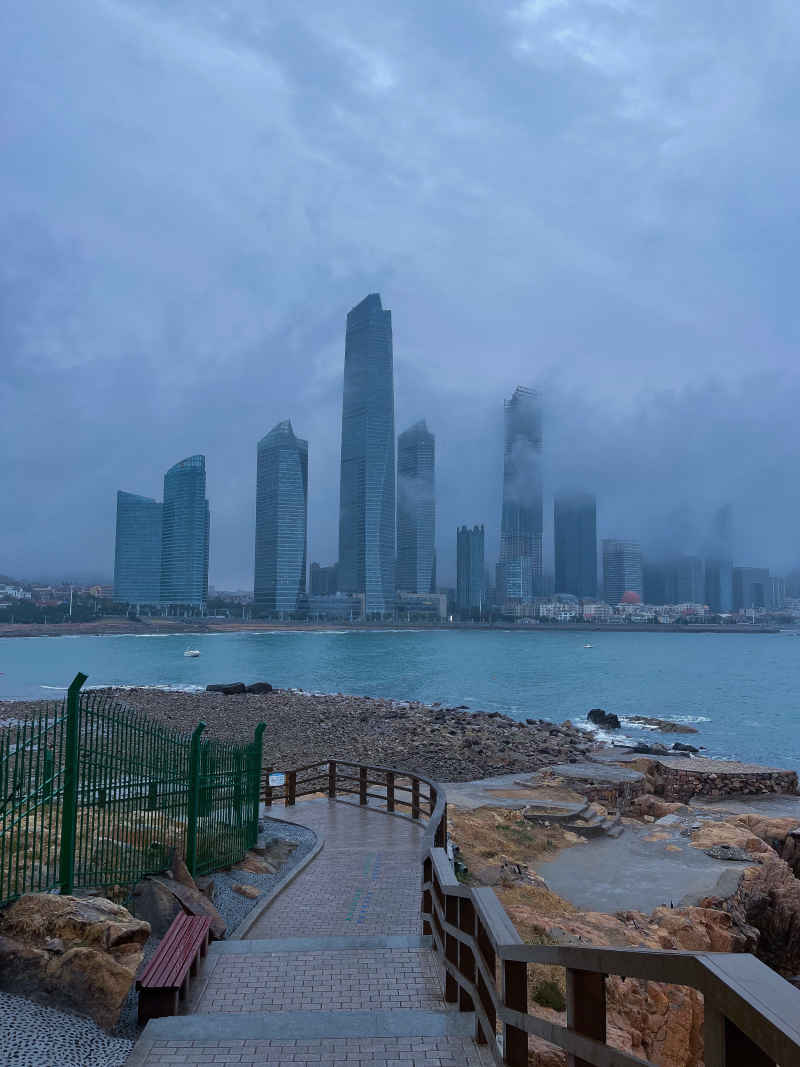 青岛第三浴场海边阴雨天云海高楼全景