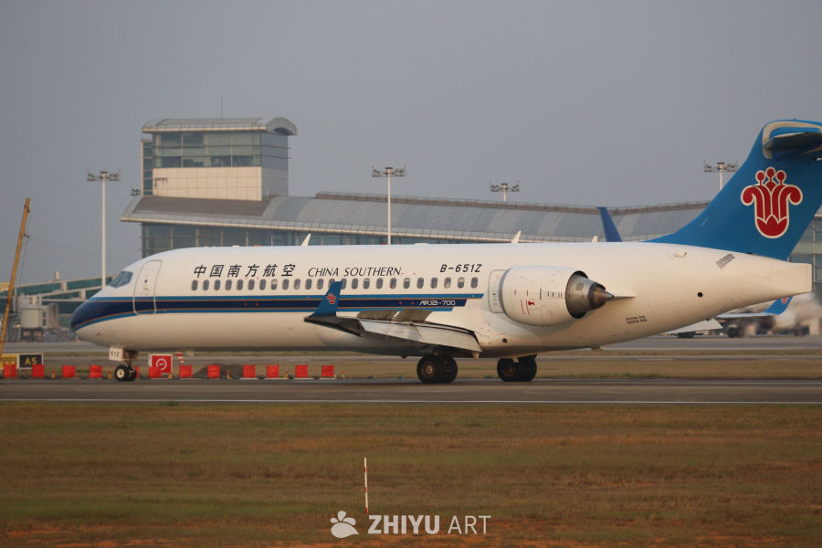 中国南方航空ARJ21-700飞机在机场