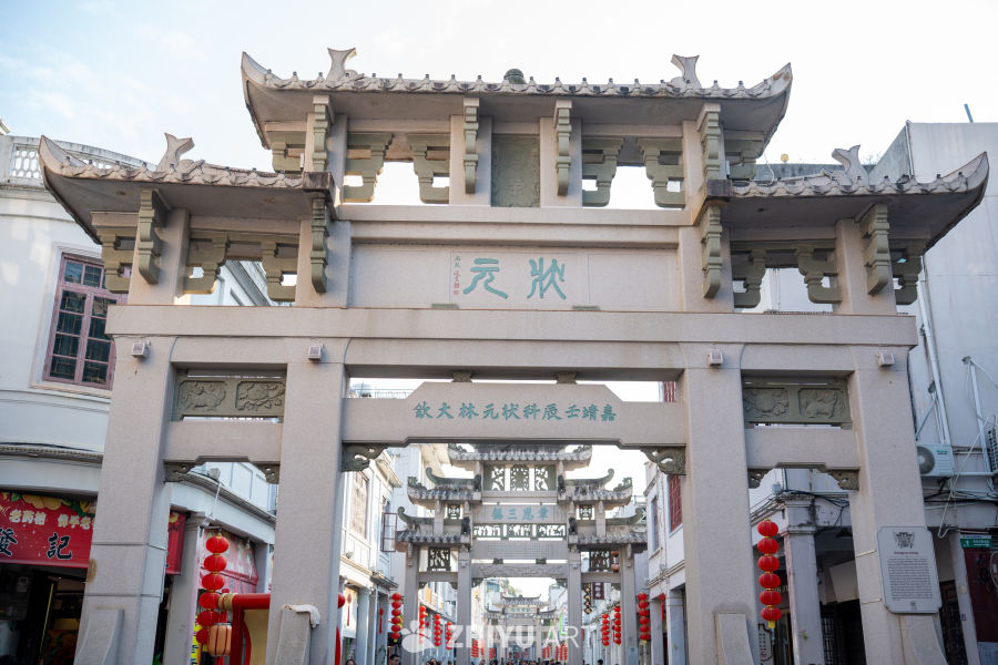 古色古香的中式牌坊街景