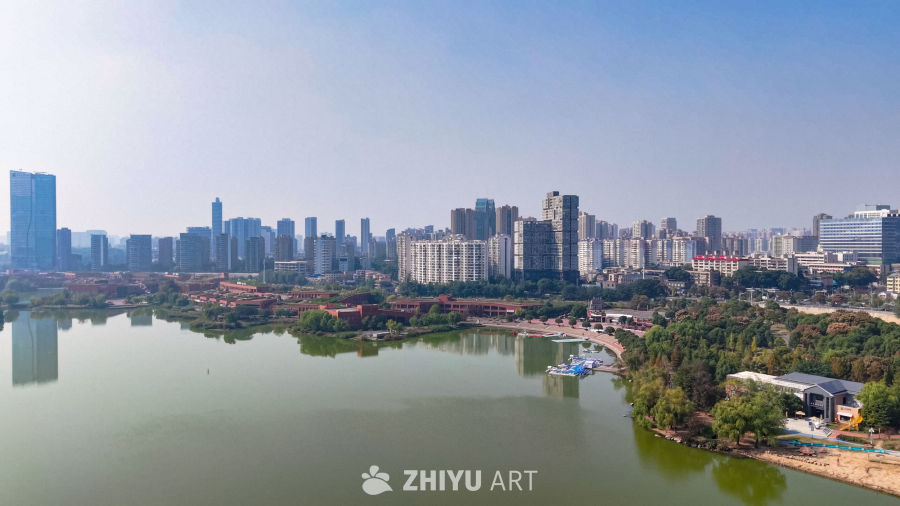 湖畔城市的现代风景