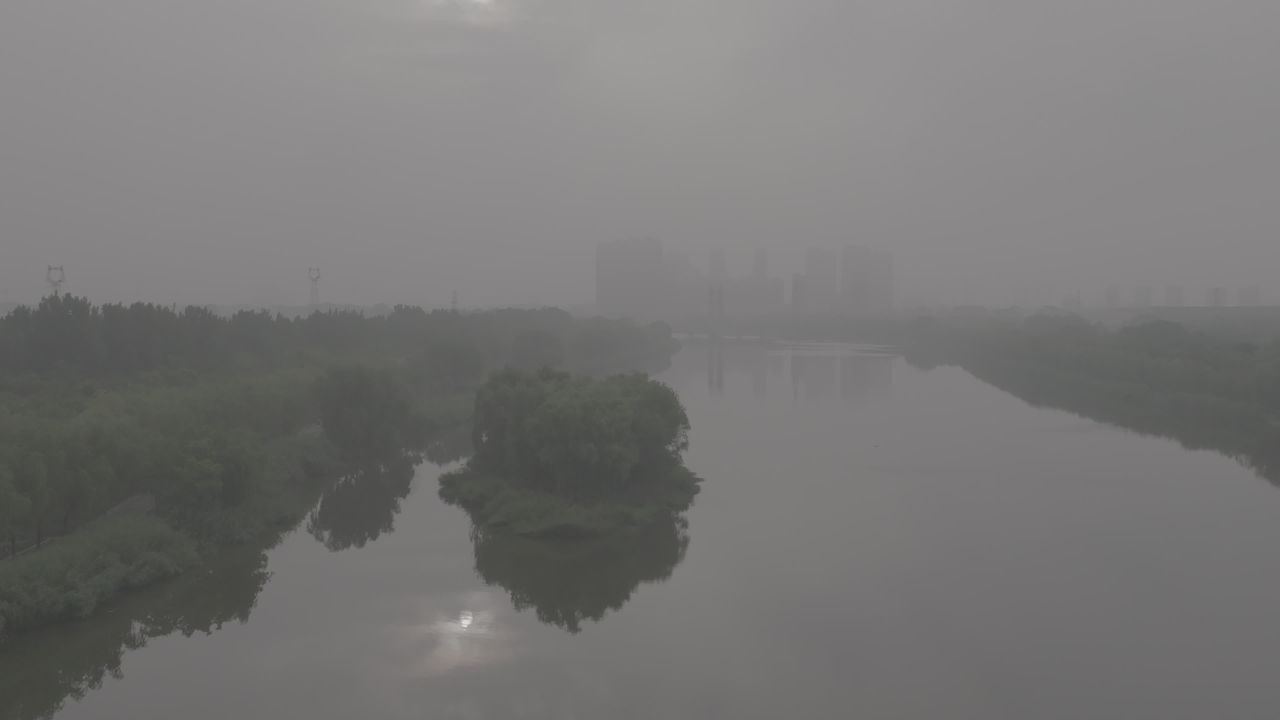 雾中静谧河景