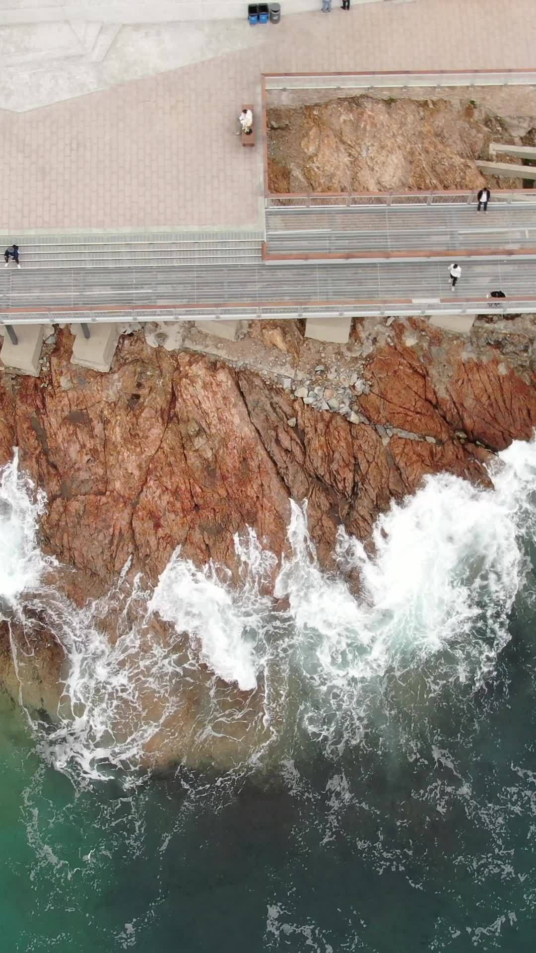 海岸边的步道与海浪