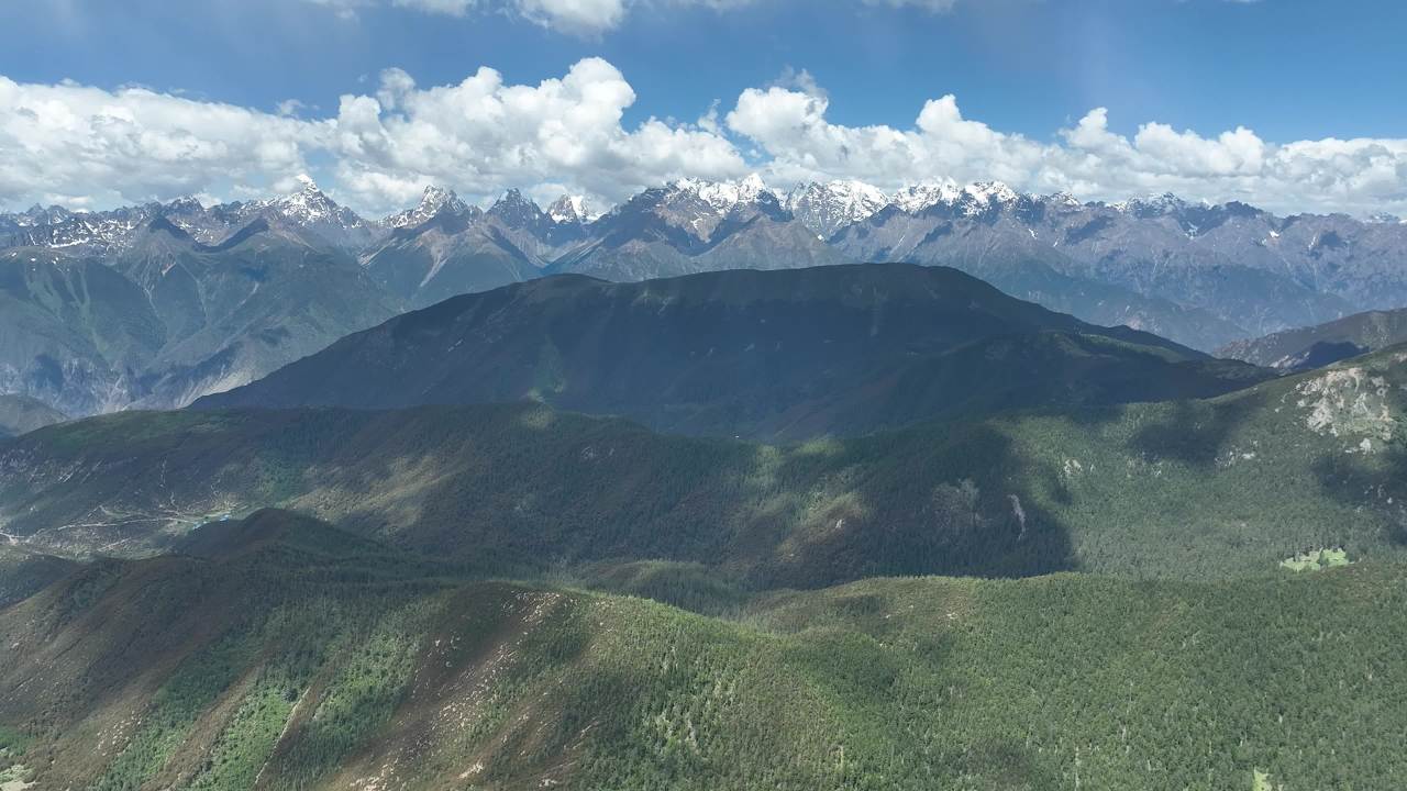 高山峡谷蓝天白云风景