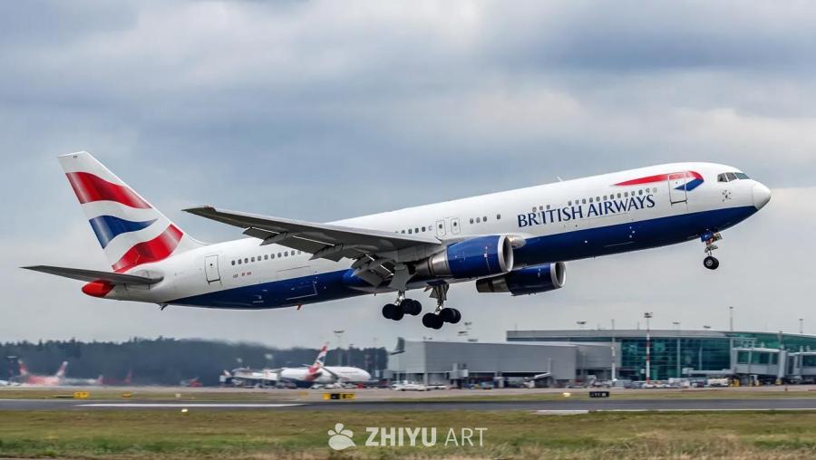 一架英国航空的波音767飞机正在机场降落，视角为侧