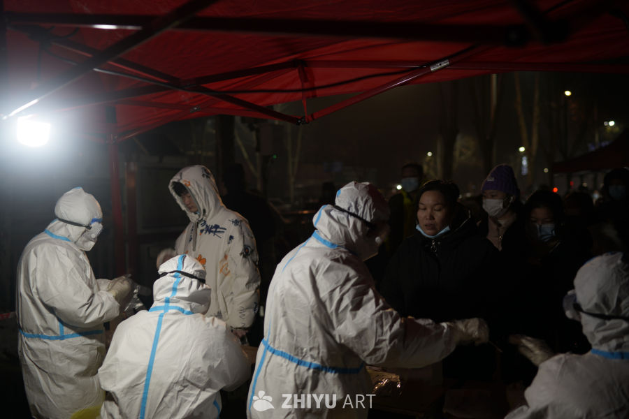 夜间帐篷内医疗人员行动