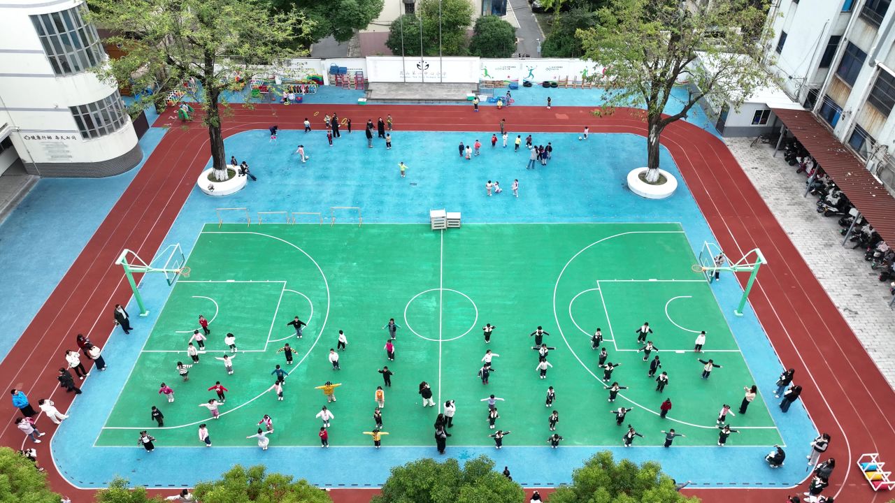航拍幼儿园家长开放日室外活动 1