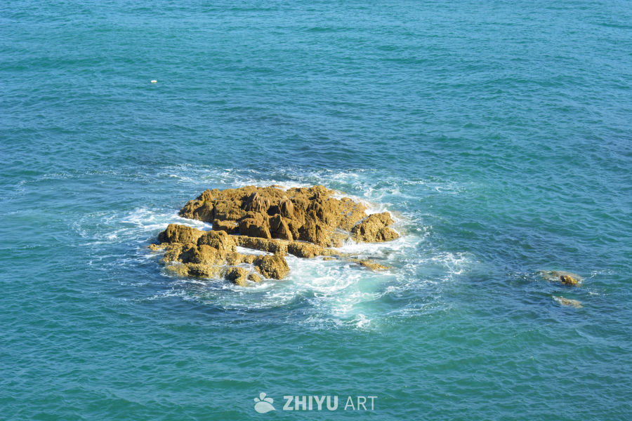 海中孤岩