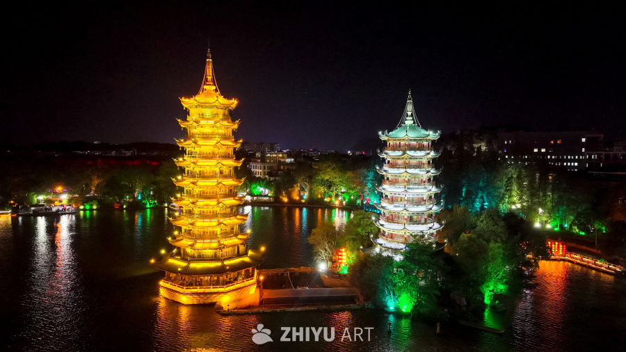 夜色中的古塔与河流