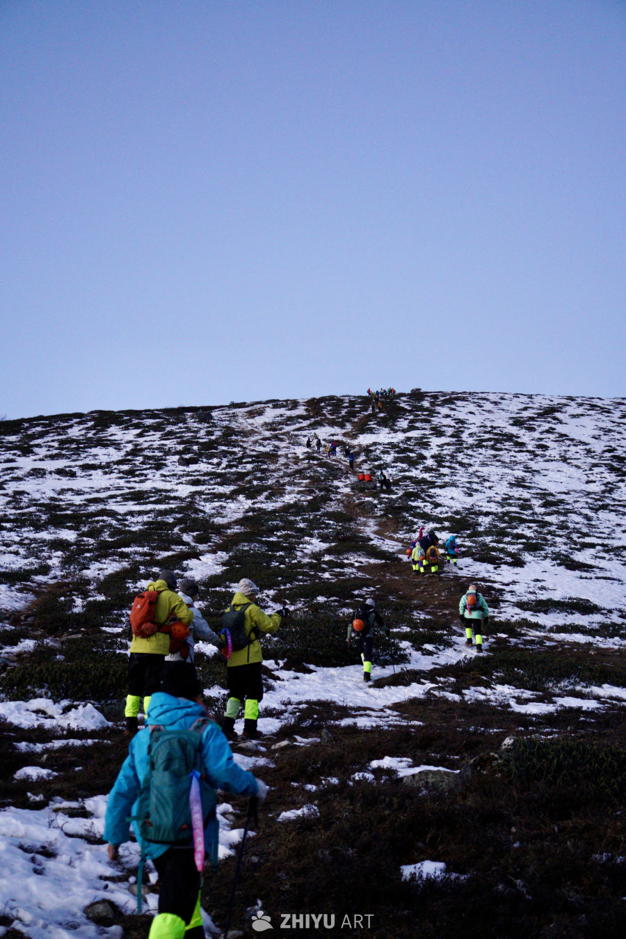雪地登山队列