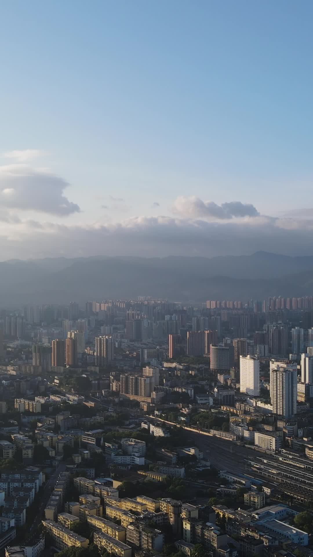 城市日落与山脉