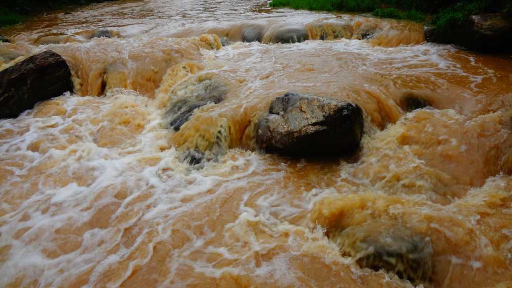 雨后洪流
