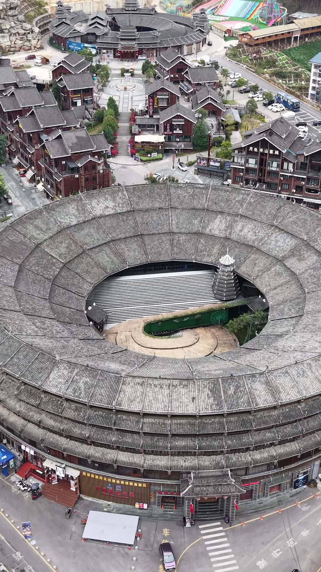 圆形古建筑与小镇全景