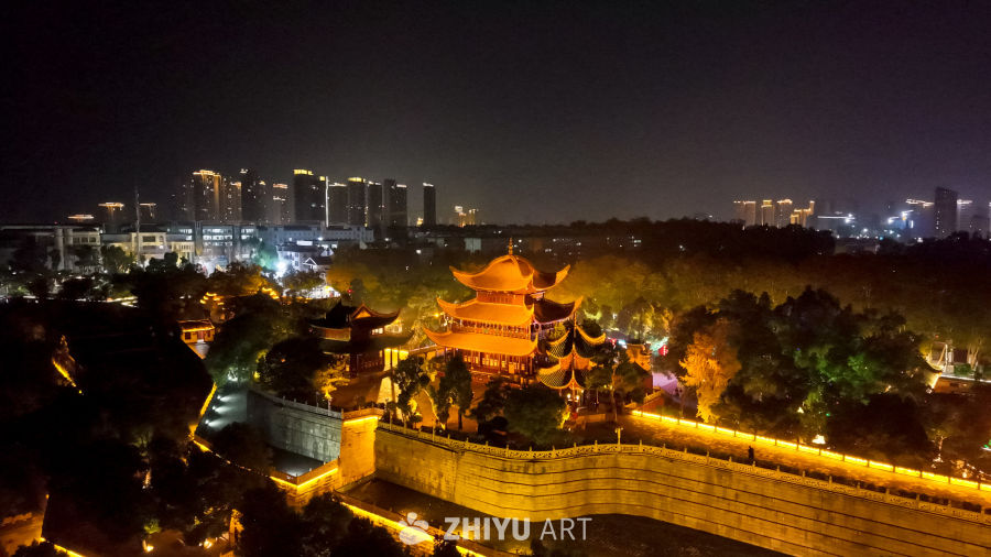 古城夜色：传统与现代的对话