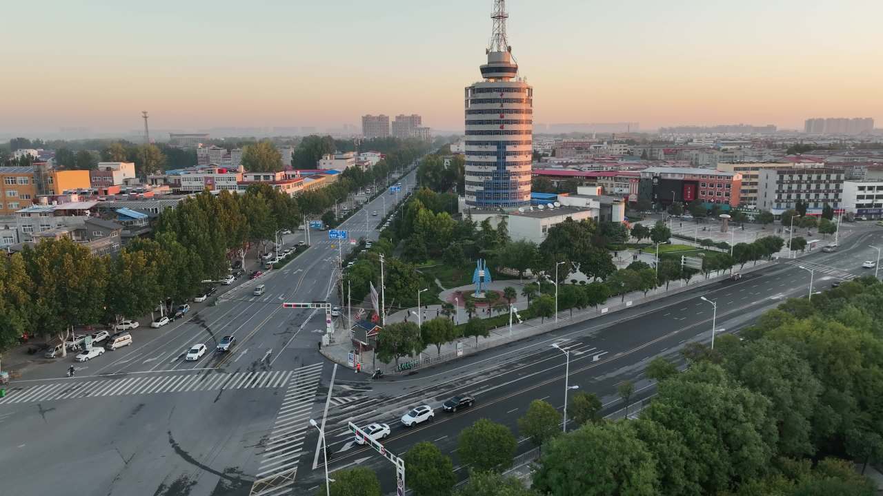 晨曦中的城市全景