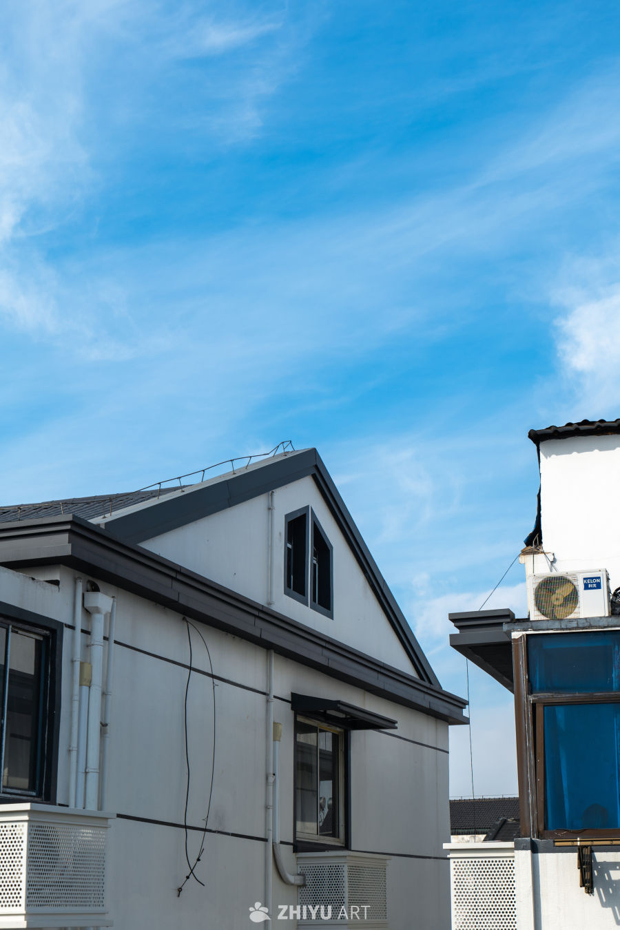 蓝天下的现代建筑