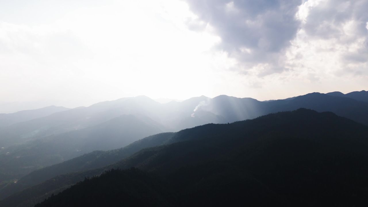 山间光影