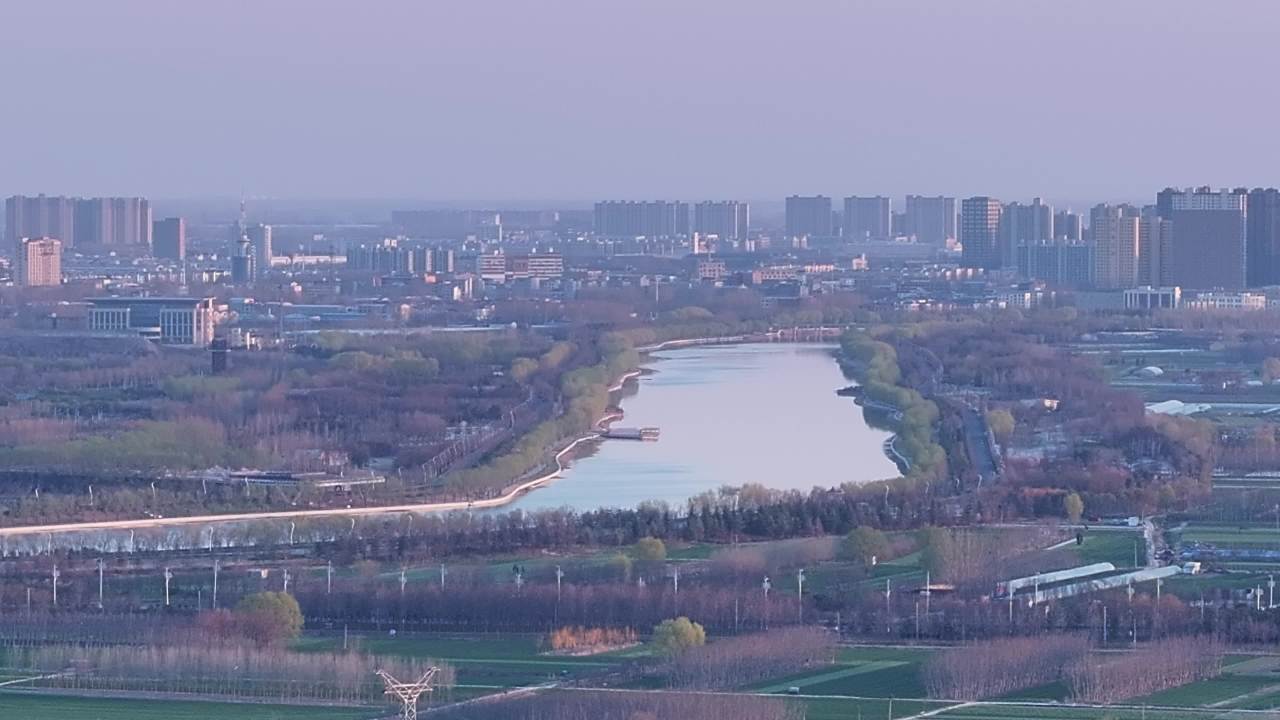 晨曦中的城市与湖光
