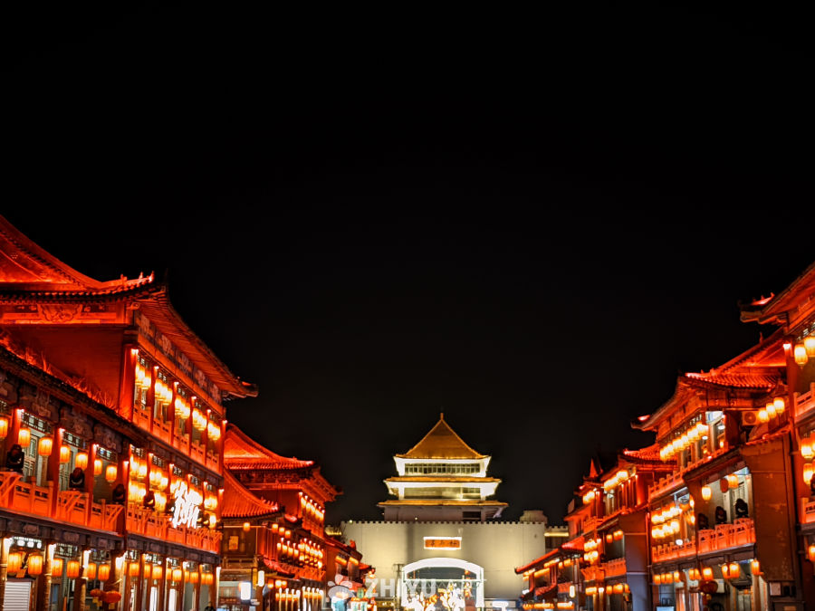 灯火辉煌的古街夜景