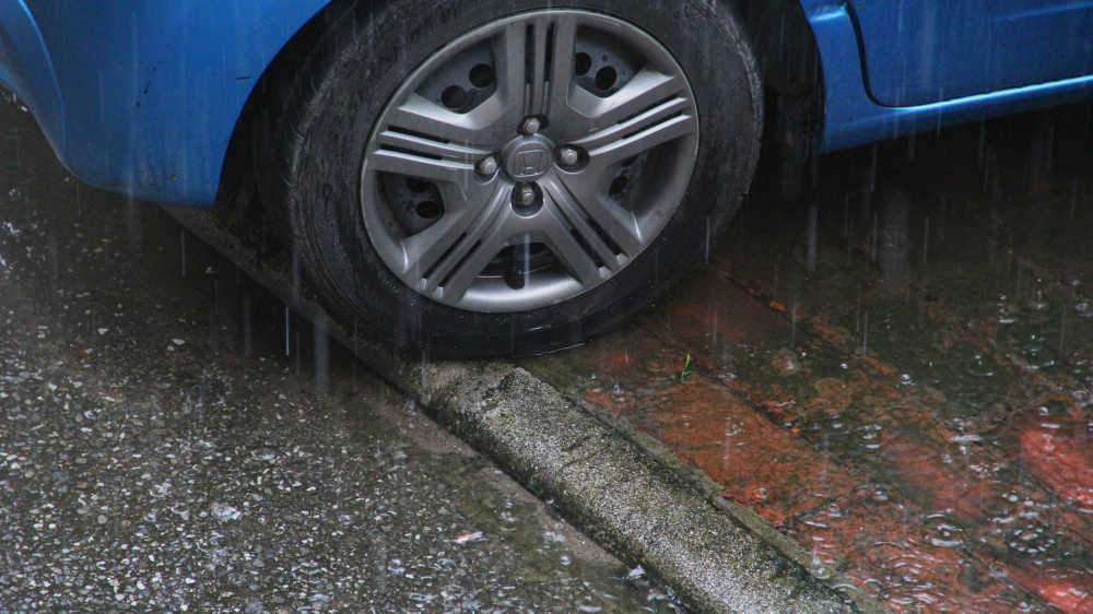 雨中的蓝色小汽车