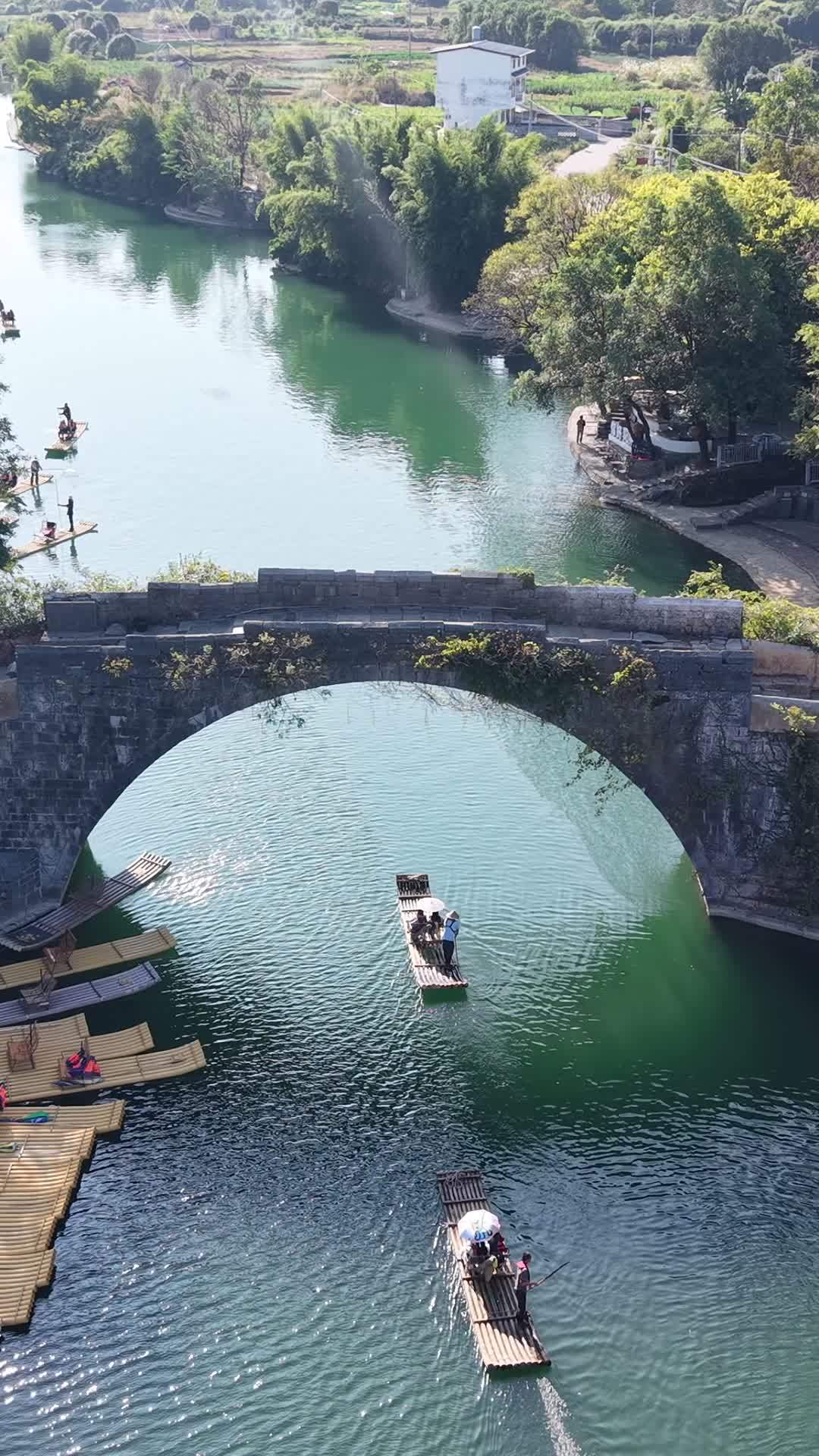 古桥下的竹筏之旅