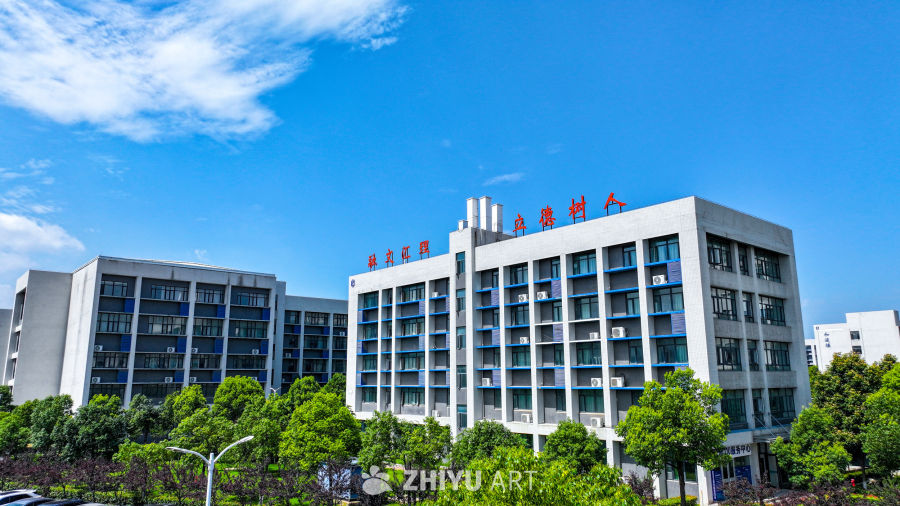 蓝天下的大学教学楼