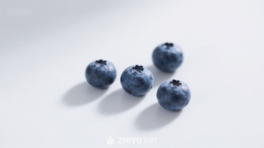 四颗蓝莓静置于白色背景
