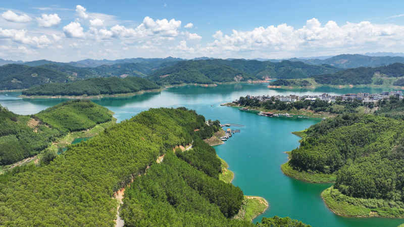 翠绿山峦碧水环绕