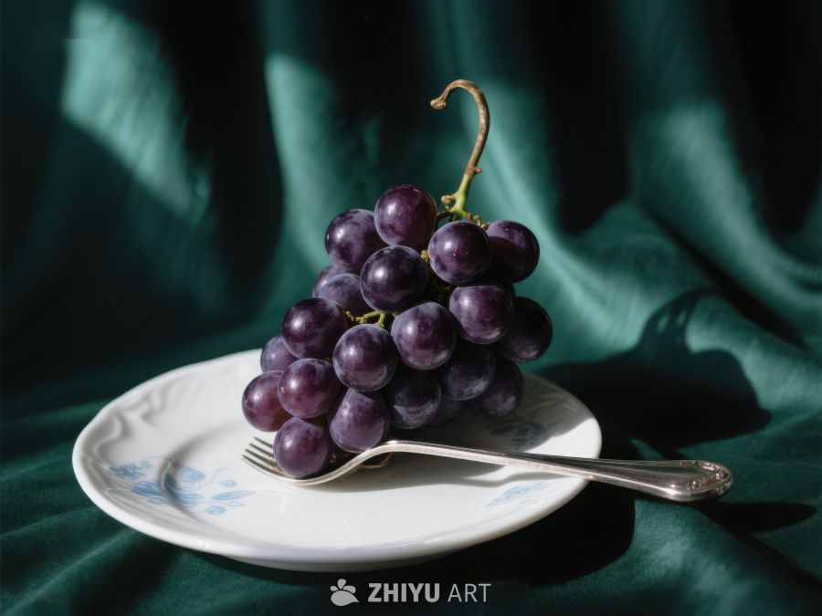 盘中紫葡萄与叉子 280