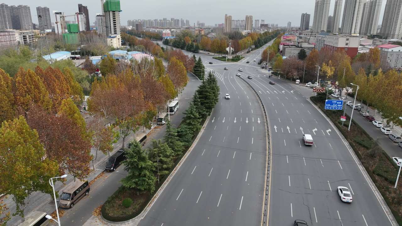 城市秋日交差点