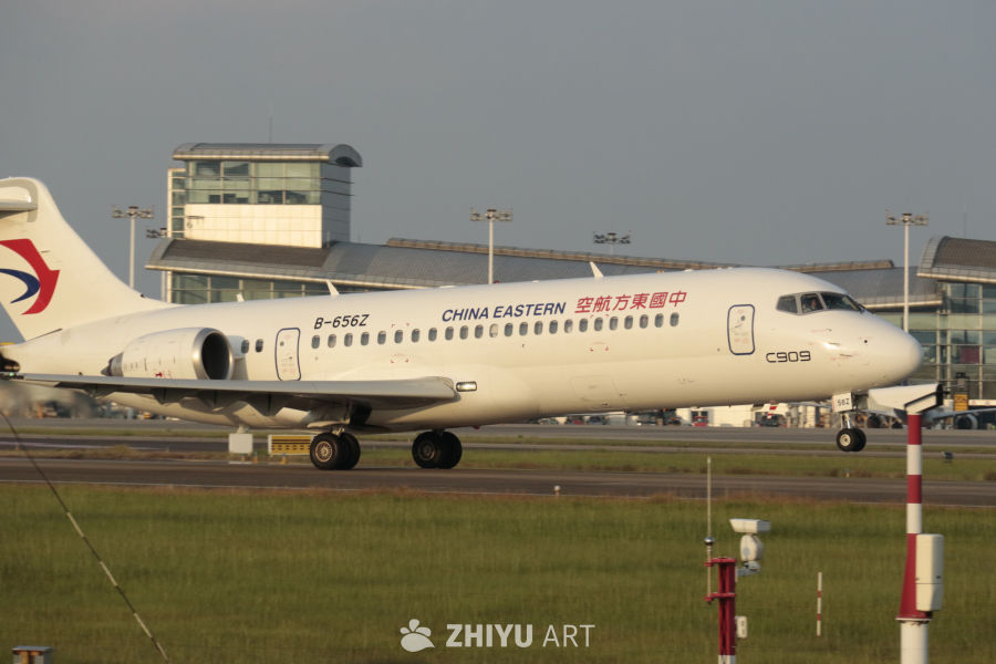 中国东方航空C909飞机在机场跑道