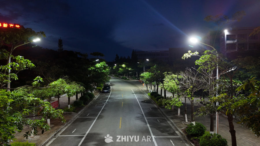 夜幕下的城市街道