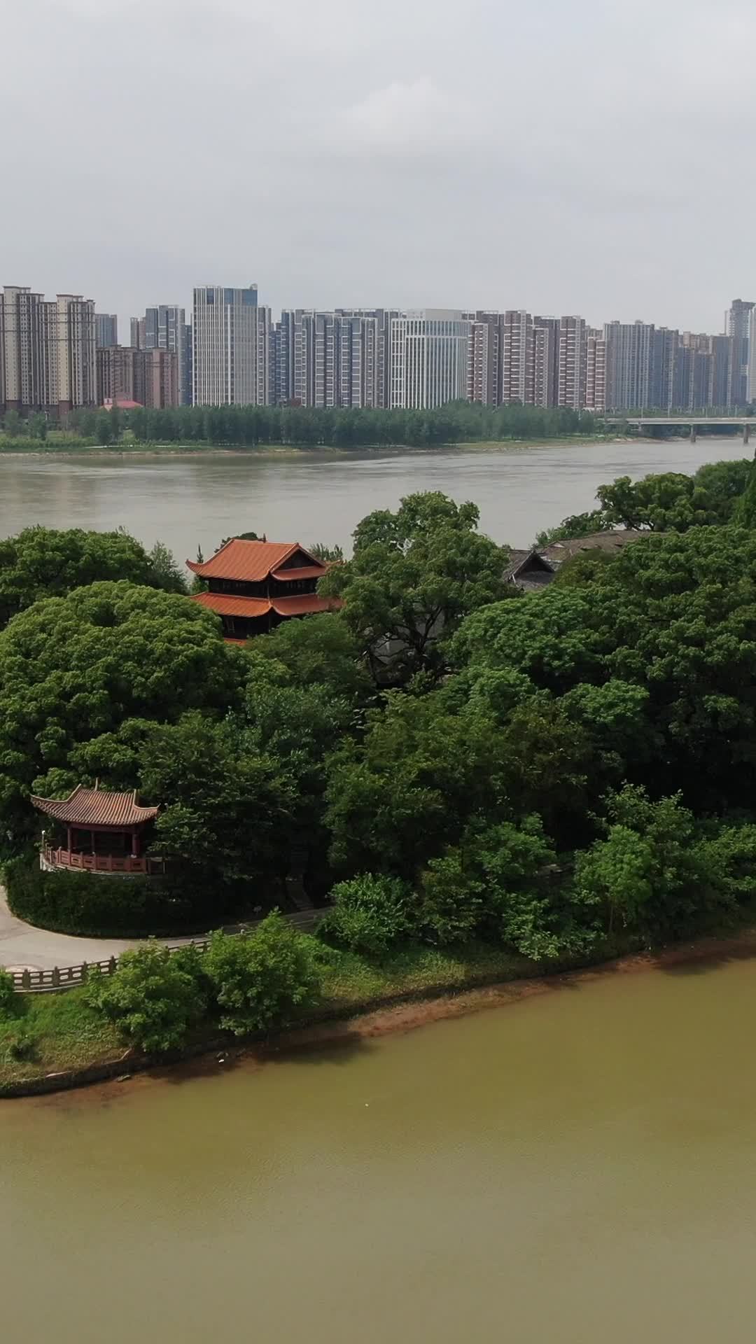 河畔古韵与现代都市的交响
