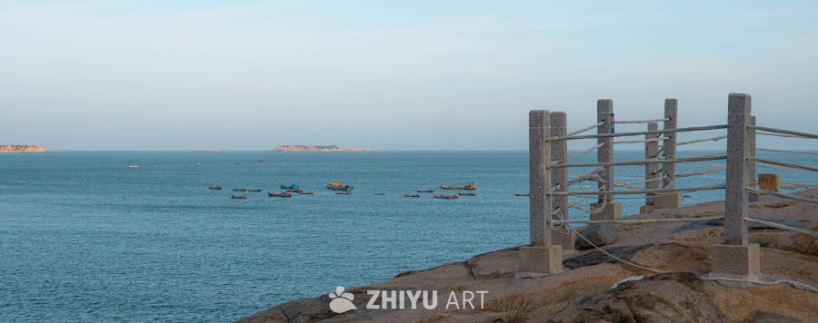 清晨海边的宁静时光