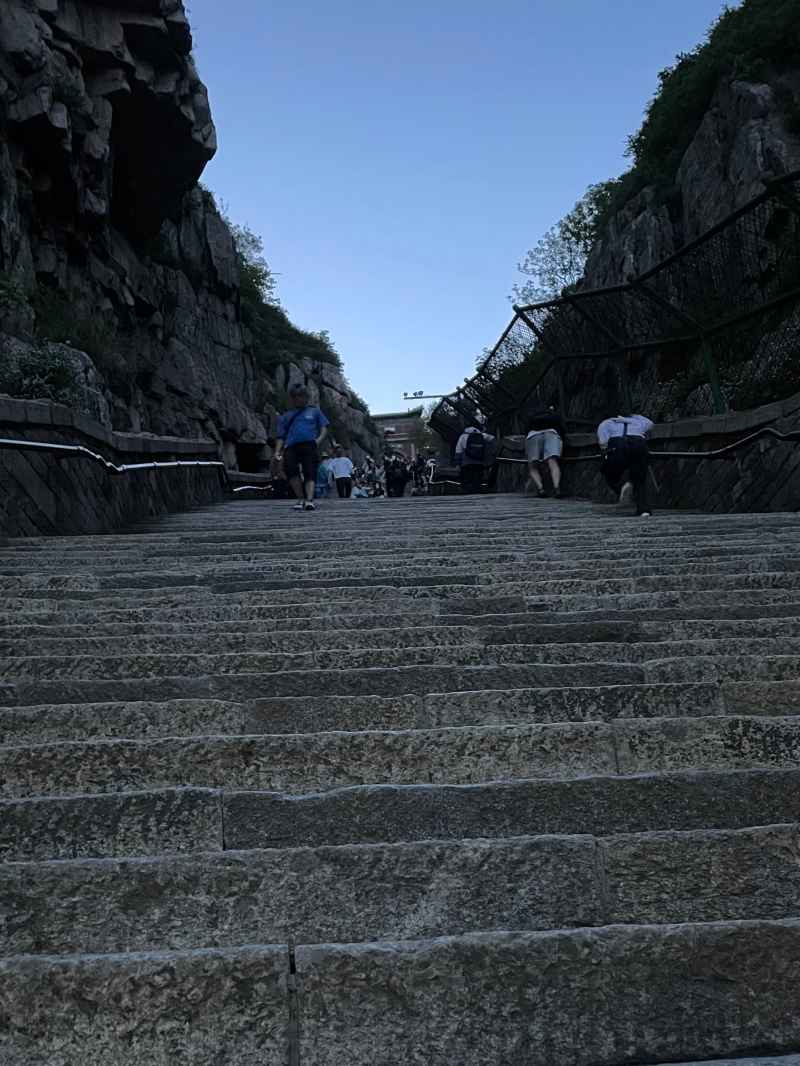 泰山7000阶向上看楼梯和向下俯瞰泰安市夜景素材 1