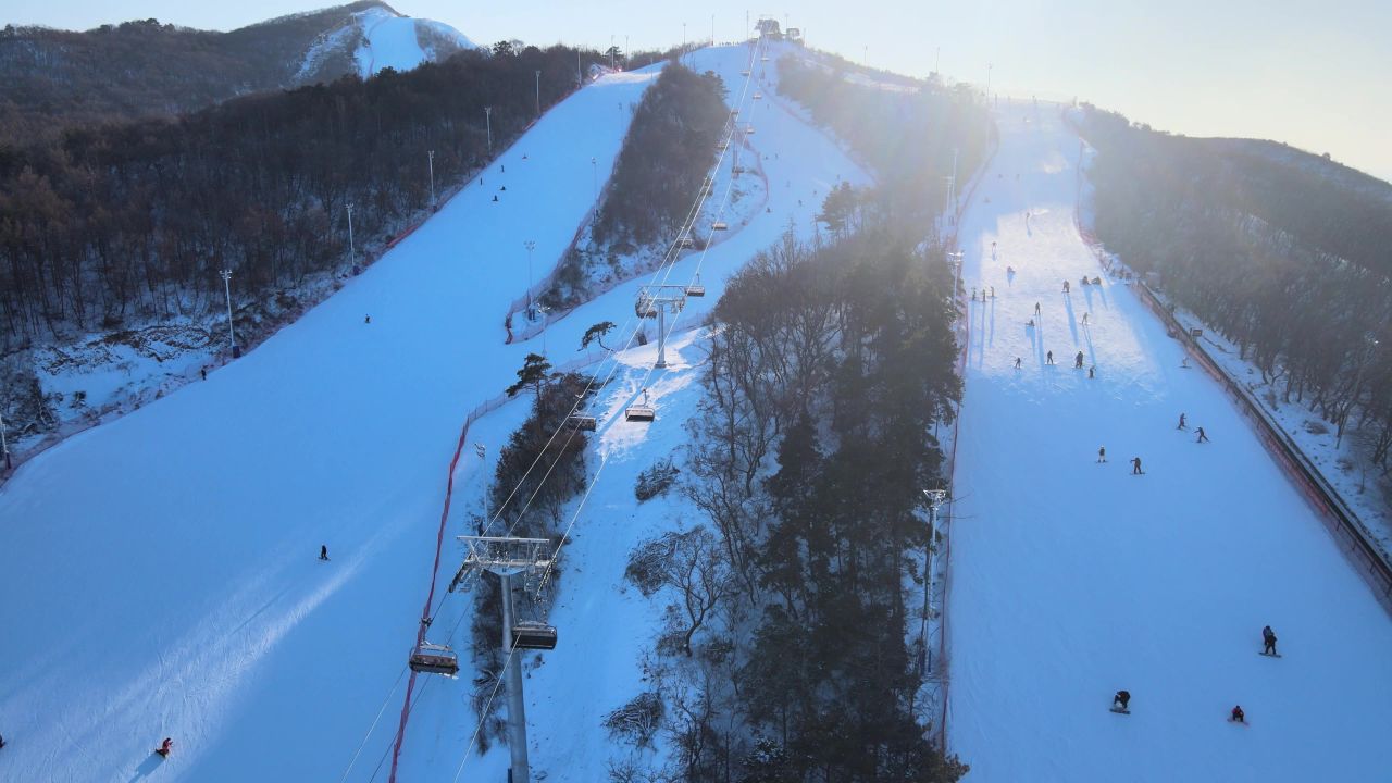 雪山缆车滑雪场