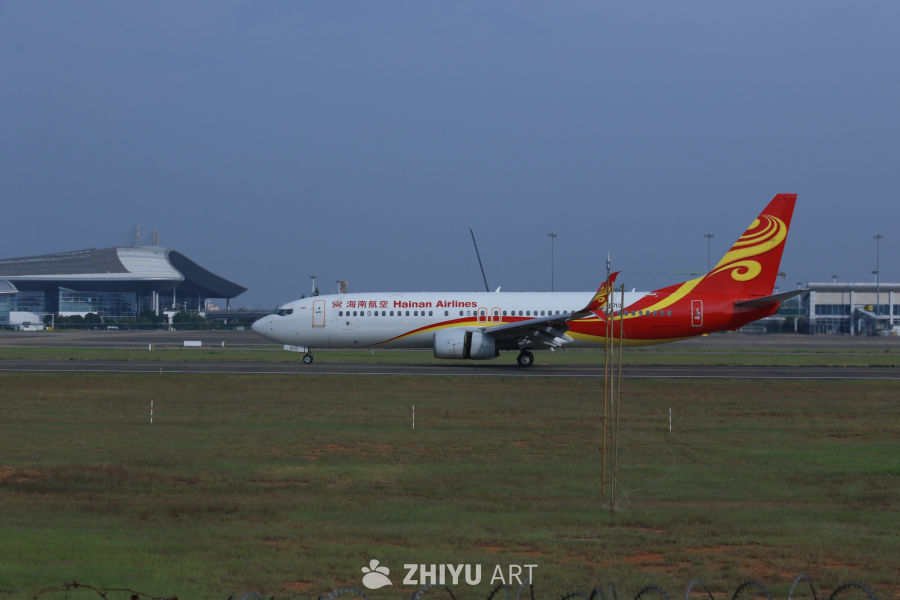 海南航空飞机在机场跑道上