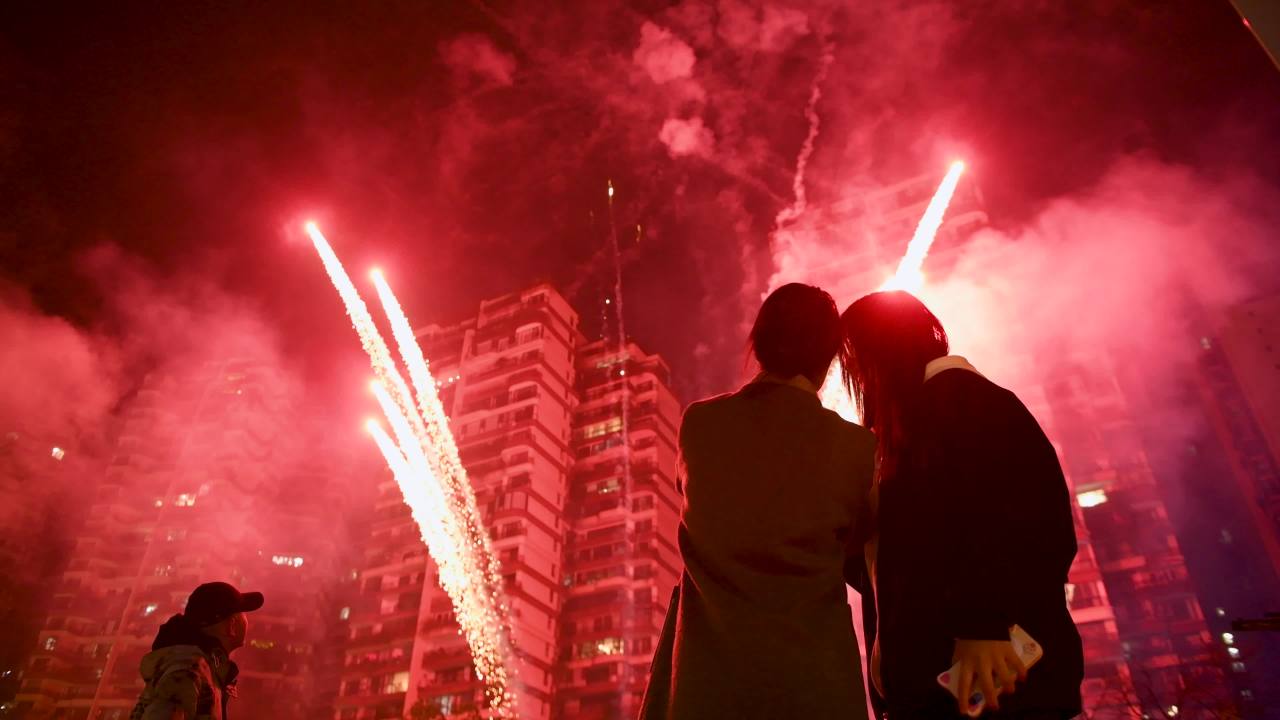 城市观看烟花  燃放烟花  新年喜庆氛围