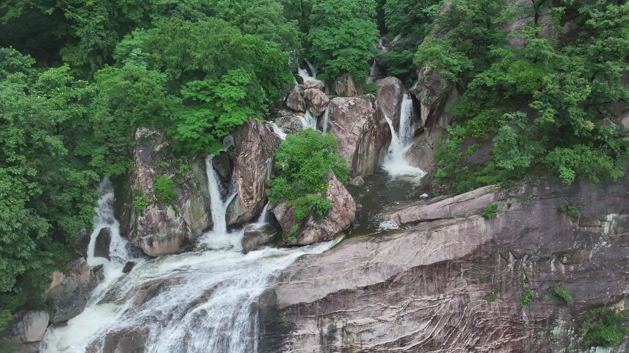 山间瀑布