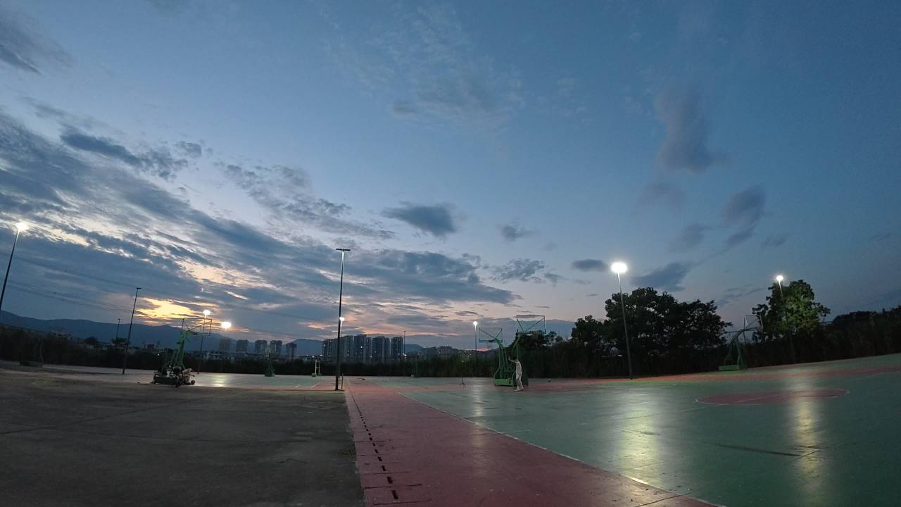 黄昏下的篮球场